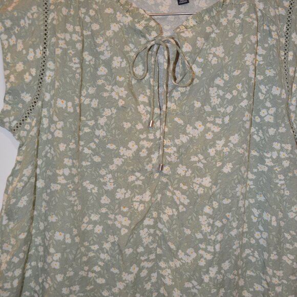 BUFFALO David Bitton Floral White on Green Short Sleeves Lace Tie Neck Blouse S - Picture 8 of 8